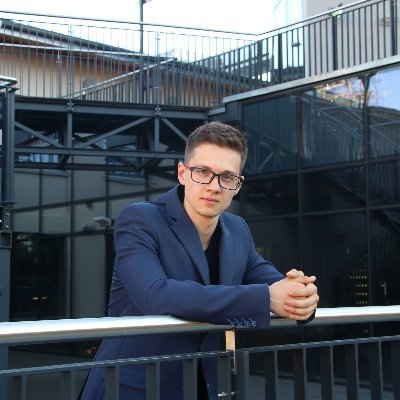 wiktor headshot